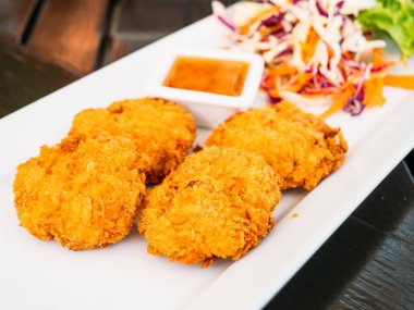 Derin yağda kızartılmış karides pasta beyaz plaka - Tay gıda stil tatlı sos ile