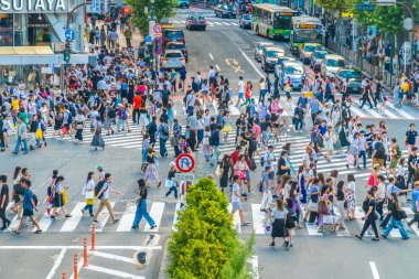 Tokyo, Japonya 29 Temmuz 2018: Shibuya kavşak veya kapısı popüler ve Simgesel Yapı yeme alışveriş için Tokyo'da yerleştirin ve yaya bir sürü burada var