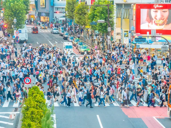 Shibuya Tokyo Japonya - 29 Temmuz 2018: Yayalar insanlar yaya geçidi Tokyo, Japonya'da Shibuya bölgesi çevresinde