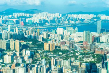 Hong Kong şehrinin güzel mimari binası mavi gökyüzünde ufuk çizgisi.