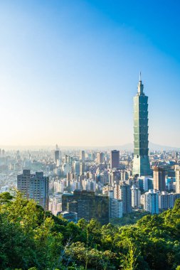 Taipei 101 binasının ve mimarisinin güzel manzarası ve manzarası Tayvan 'da mavimsi ve beyaz bulutlarla gökyüzüne yükseliyor.