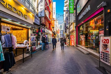 Seoul, Güney Kore 10 Aralık 2018: Myeong dong piyasasıdır popüler bir yer ve yiyecek bir şeyler bulmak alışveriş ve turistik bölgesi