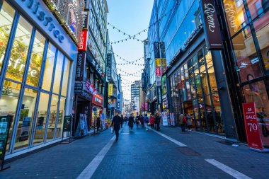 Seoul, Güney Kore 10 Aralık 2018: Myeong dong piyasasıdır popüler bir yer ve yiyecek bir şeyler bulmak alışveriş ve turistik bölgesi