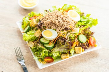 Ton balığı et ve yumurta taze sebze salatası ve sos - sağlıklı gıda kavramı