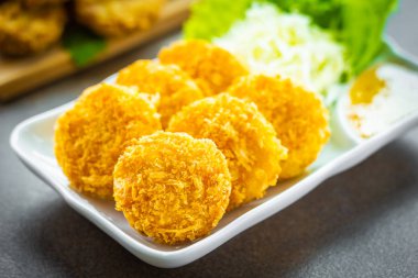 Derin kızarmış gevrek karides veya karides pasta beyaz plaka - Tay gıda tarzı sebze ve tatlı sos ile