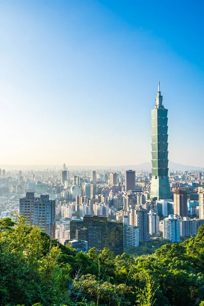 Taipei 101 binasının ve mimarisinin güzel manzarası ve manzarası Tayvan 'da mavimsi ve beyaz bulutlarla gökyüzüne yükseliyor.
