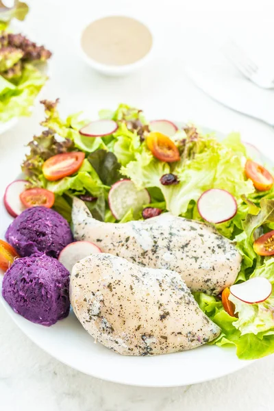 Steak Poitrine Poulet Grillé Avec Légumes Frais Dans Une Assiette — Photo