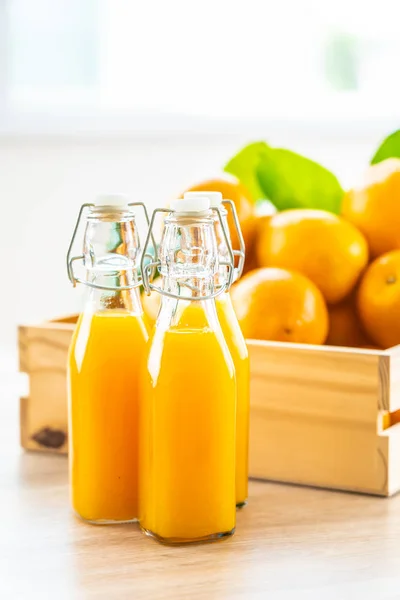 Zumo Naranja Fresco Para Beber Vaso Botella Sobre Mesa Madera — Foto de Stock