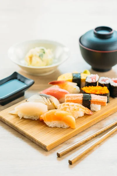 Camarão Casca Atum Salmão Outro Maki Sushi Carne Bandeja Madeira — Fotografia de Stock