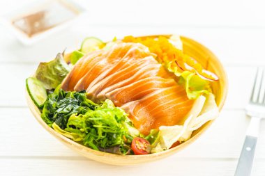 Ham taze somon balık et sashimi sebze salata ve sos - Japonca ve sağlıklı gıda kavramı