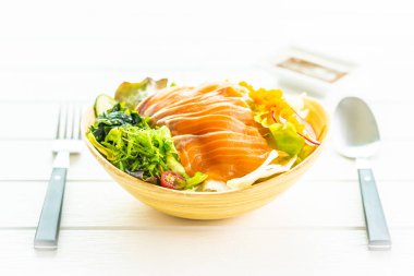 Ham taze somon balık et sashimi sebze salata ve sos - Japonca ve sağlıklı gıda kavramı