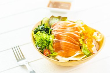 Ham taze somon balık et sashimi sebze salata ve sos - Japonca ve sağlıklı gıda kavramı