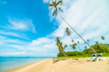 Soyut bulanıklık ve tropikal plaj ve deniz seyahat ve tatil için Hindistan cevizi hurma ağacı arka plan ile defocused