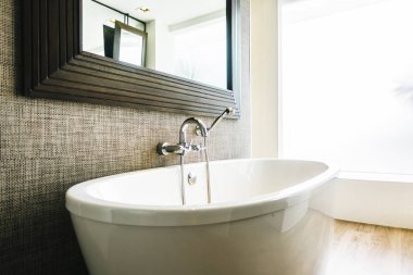 Güzel lüks beyaz küvet banyo iç dekorasyonda