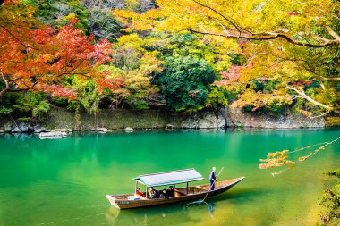 Akçaağaç ağaç yaprak ve sonbahar sezonu Kyoto Japonya göl etrafında tekne ile güzel Arashiyama Nehri