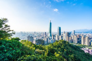 Taipei 101 binasının ve mimarisinin güzel manzarası ve manzarası Tayvan 'da mavimsi ve beyaz bulutlarla gökyüzüne yükseliyor.