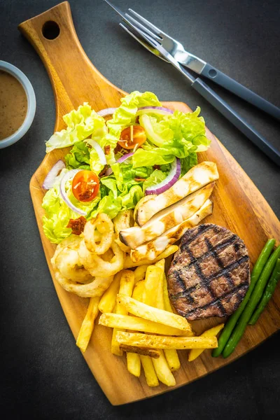 Grilovaný Hovězí Maso Steak Omáčkou Francouzské Hranolky Čerstvá Zelenina Dřevěném — Stock fotografie