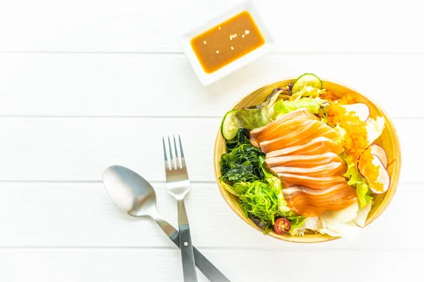 生新鲜三文鱼肉生鱼片与蔬菜沙拉和酱汁 日本和健康食品的概念 — 图库照片