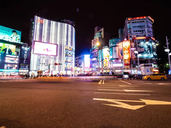 Taipei, Tayvan - 27 Kasım 2018: Ximending sokak pazar Tayvan popüler bölgesi olduğunu