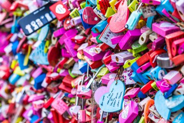 Seoul, Güney Kore 6 Aralık 2018: Seul Kulesi ile namsan dağda aşk anahtarıdır Kore landmark biri