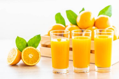 Cam ahşap masa - sağlıklı gıda kavramı üzerinde içki için taze portakal suyu