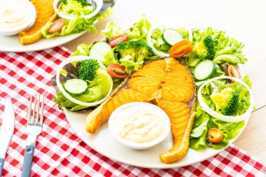 Taze sebze ve sos ahşap masa - sağlıklı gıda kavramı üzerinde ızgara somon eti biftek