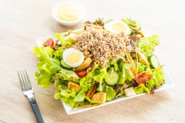 Ton balığı et ve yumurta taze sebze salatası ve sos - sağlıklı gıda kavramı