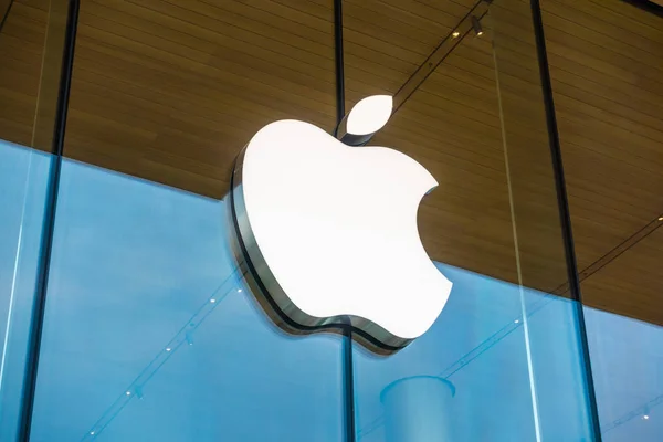 Bangkok, Tayland 28 Aralık 2018: Apple logosu simgesi siam mağaza, pencere camına