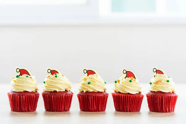 Dulce Postre Con Cupcake Terciopelo Rojo Sombrero Navidad Chocolate Parte —  Fotos de Stock