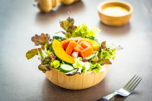 Bâtonnets Crabe Viande Avec Salade Légumes Frais Dans Bol Bois — Photo