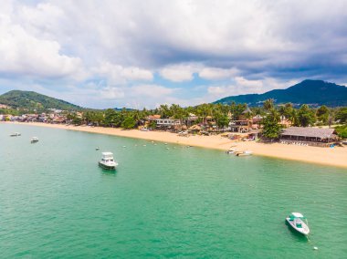 Güzel tropikal plaj ve deniz hurma ve koh samui Adası seyahat ve tatil için diğer ağacında havadan görünümü