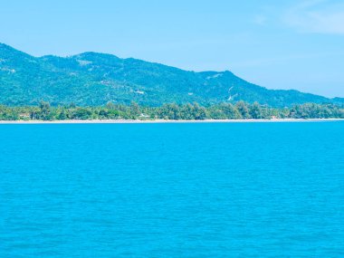 Güzel deniz ve okyanus kopya alanı için metin bulut beyaz ve mavi gökyüzü zemin üzerine