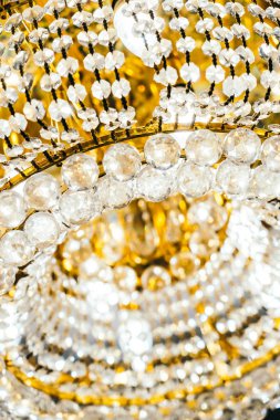 Çok güzel bir kristal avize dekorasyonu.