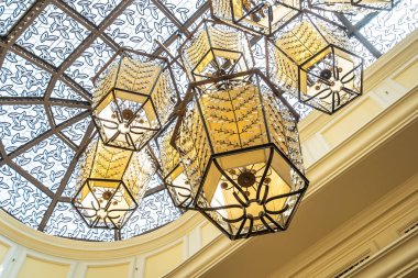 Güzel elektrikli tavan lambası dekorasyonu oda içi