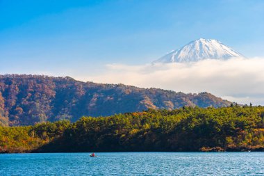Dağ fuji sonbahar sezonu Yamanashi Japonya Gölü çevresinde ağaç yaprak tekne ve akçaağaç ile güzel manzara