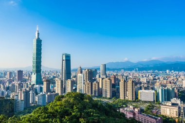 Taipei 101 binasının ve mimarisinin güzel manzarası ve manzarası Tayvan 'da mavimsi ve beyaz bulutlarla gökyüzüne yükseliyor.