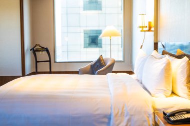 Güzel rahat beyaz yastık yatak yatak odası iç dekorasyonda ışık lamba ile