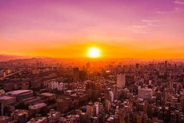 Taipei şehrinin güzel mimarisi Tayvan 'da gün batımında gökyüzüne yükseliyor.