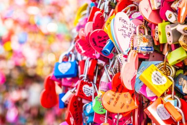 Seoul, Güney Kore 6 Aralık 2018: Seul Kulesi ile namsan dağda aşk anahtarıdır Kore landmark biri