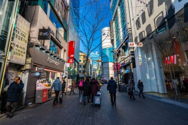 Seoul, Güney Kore 10 Aralık 2018: Myeong dong piyasasıdır popüler bir yer ve yiyecek bir şeyler bulmak alışveriş ve turistik bölgesi
