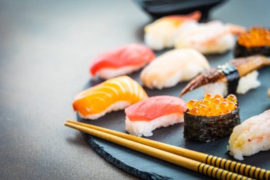 Nigiri suşi somon balıklı karides karides yılan balığı deniz hayvanı kabuğu ve diğer sashimi ile siyah kayrak - Japansese gıda stilini ayarla