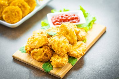 Derin kızarmış tavuk eti çağrı nugget ahşap plaka - fast food ve önemsiz üzerinde domates veya ketçap sos ile