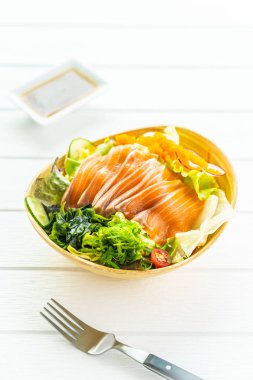 Ham taze somon balık et sashimi sebze salata ve sos - Japonca ve sağlıklı gıda kavramı