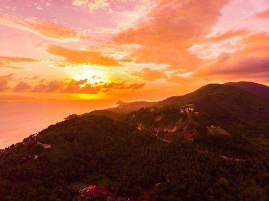 Güzel tropikal plaj ve deniz Island günbatımı zaman seyahat ve tatil için havadan görünümü
