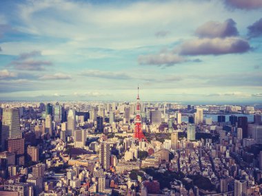 Japonya'da mavi gökyüzü ve beyaz bulut ile güzel mimari ve yapı ile tokyo tokyo şehir etrafında kule