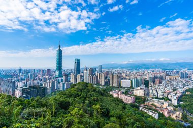 Taipei 101 binasının ve mimarisinin güzel manzarası ve manzarası Tayvan 'da mavimsi ve beyaz bulutlarla gökyüzüne yükseliyor.