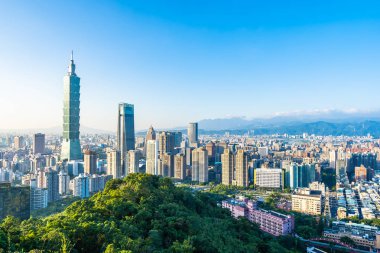 Taipei 101 binasının ve mimarisinin güzel manzarası ve manzarası Tayvan 'da mavimsi ve beyaz bulutlarla gökyüzüne yükseliyor.
