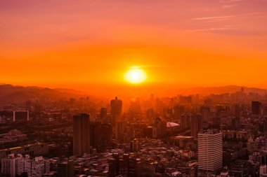 Taipei şehrinin güzel mimarisi Tayvan 'da gün batımında gökyüzüne yükseliyor.