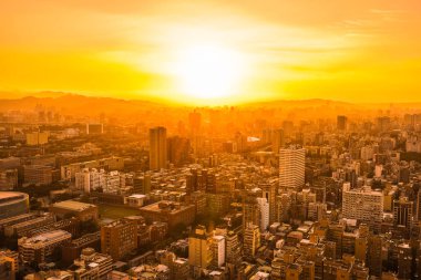 Taipei şehrinin güzel mimarisi Tayvan 'da gün batımında gökyüzüne yükseliyor.