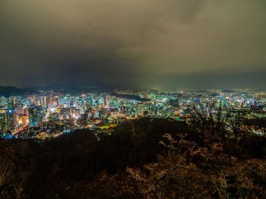 Geceleri Güney Kore'de Seoul şehir etrafında bina güzel mimari